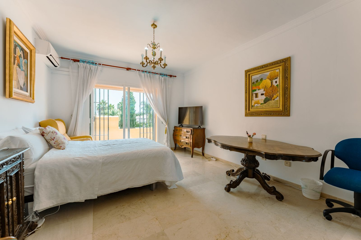 4 Bedroom Villa in San Pedro de Alcántara - Photo 13