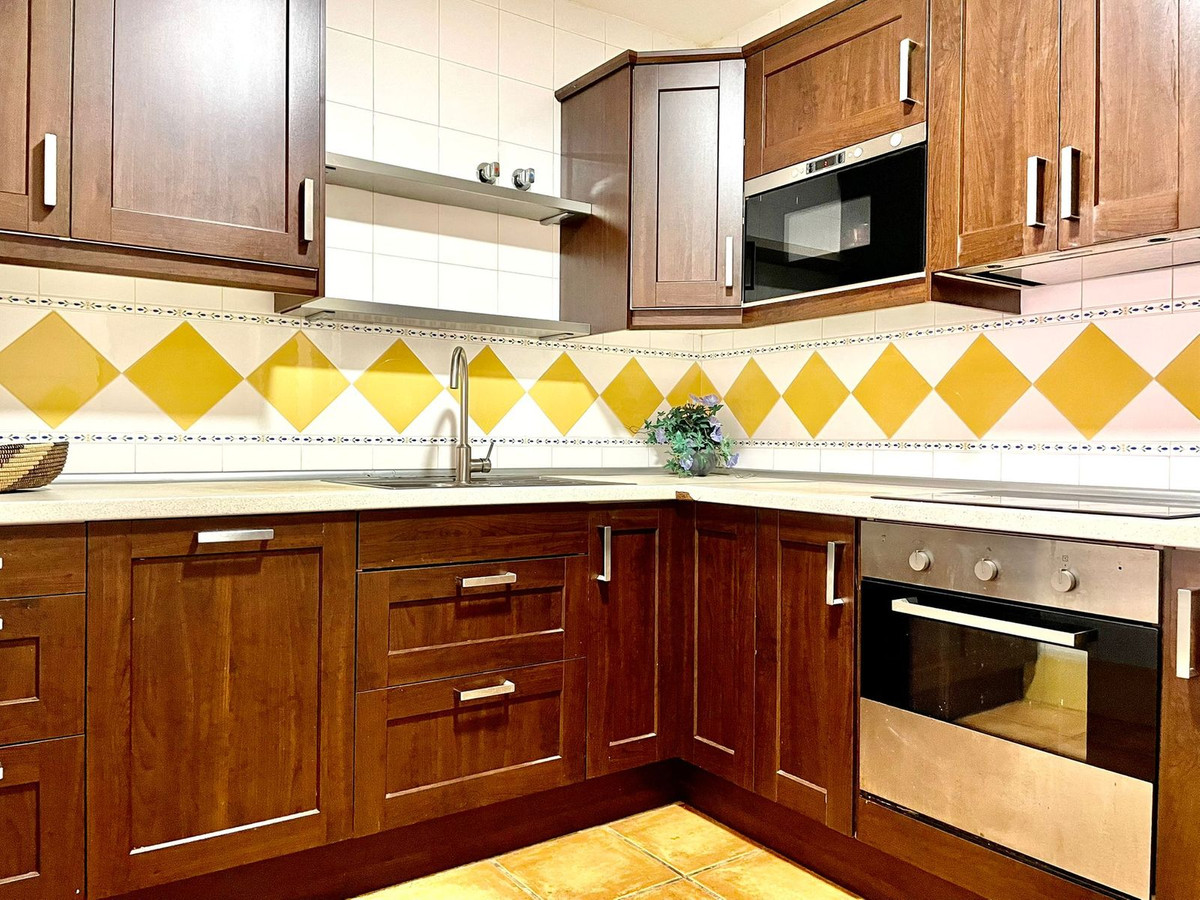 1 Bedroom Apartment in Benahavís - Photo 4