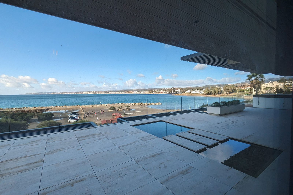 4 Bedroom Apartment in Estepona - Photo 2
