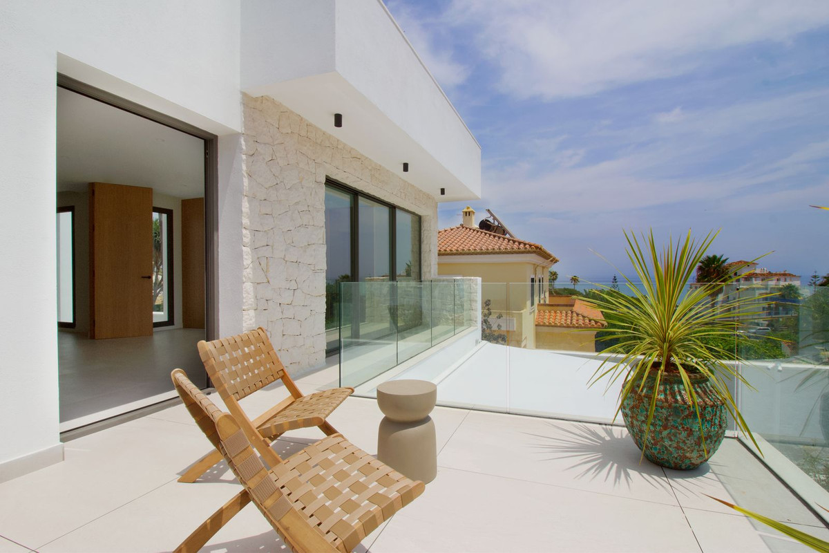 4 Bedroom Villa in Estepona - Photo 28