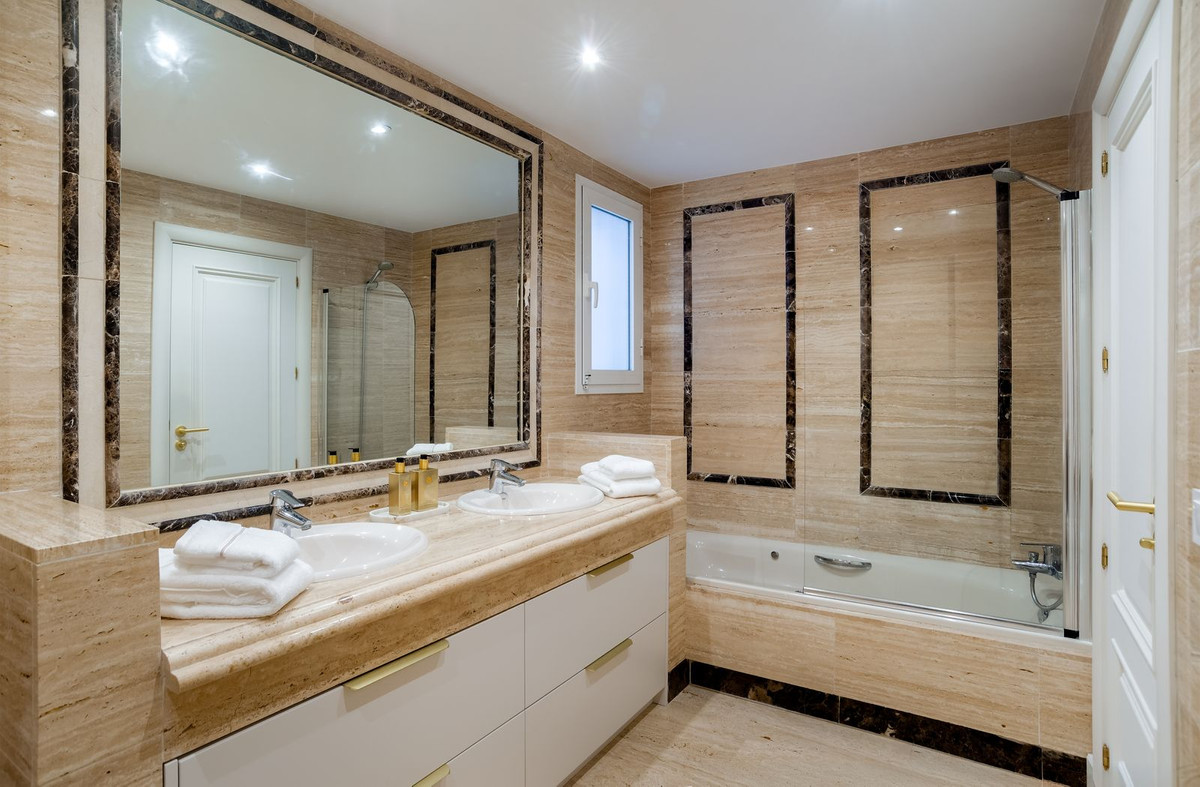 3 Bedroom Apartment in Marbella - Photo 16