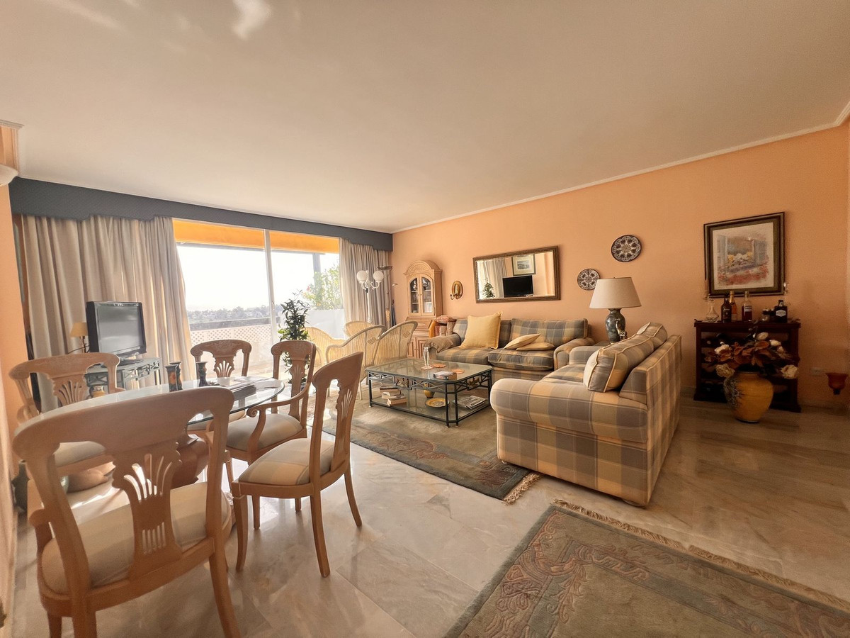 2 Bedroom Penthouse in Estepona - Photo 5
