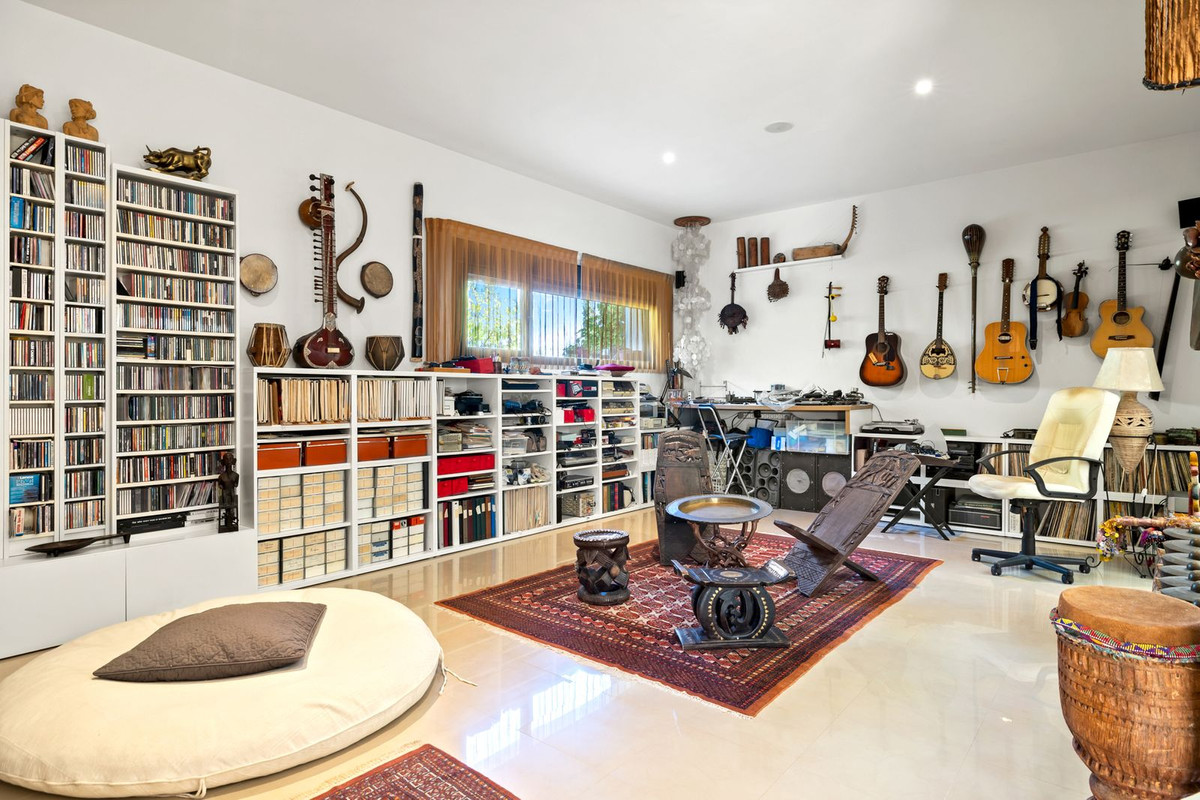 6 Bedroom Villa in Marbella - Photo 31