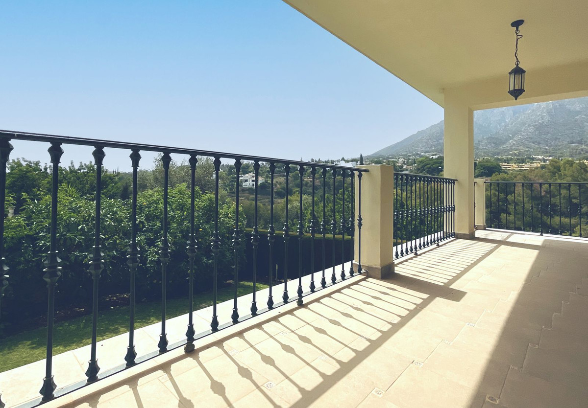 6 Bedroom Villa in Marbella - Photo 8
