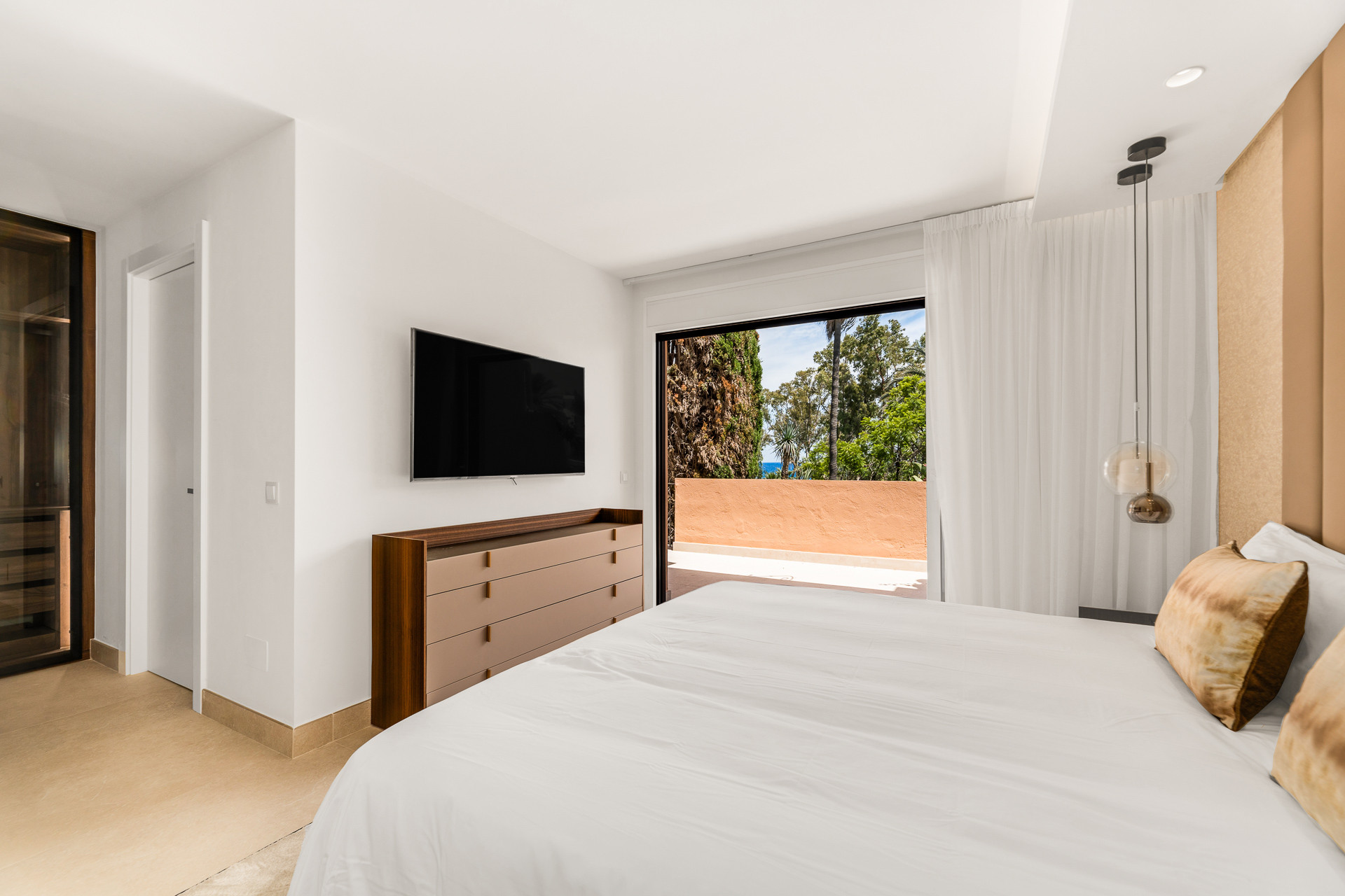 4 Bedroom Townhouse in Estepona - Photo 13