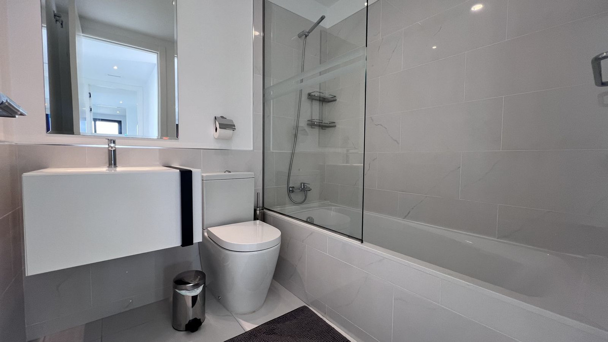 3 Bedroom Penthouse in Estepona - Photo 20