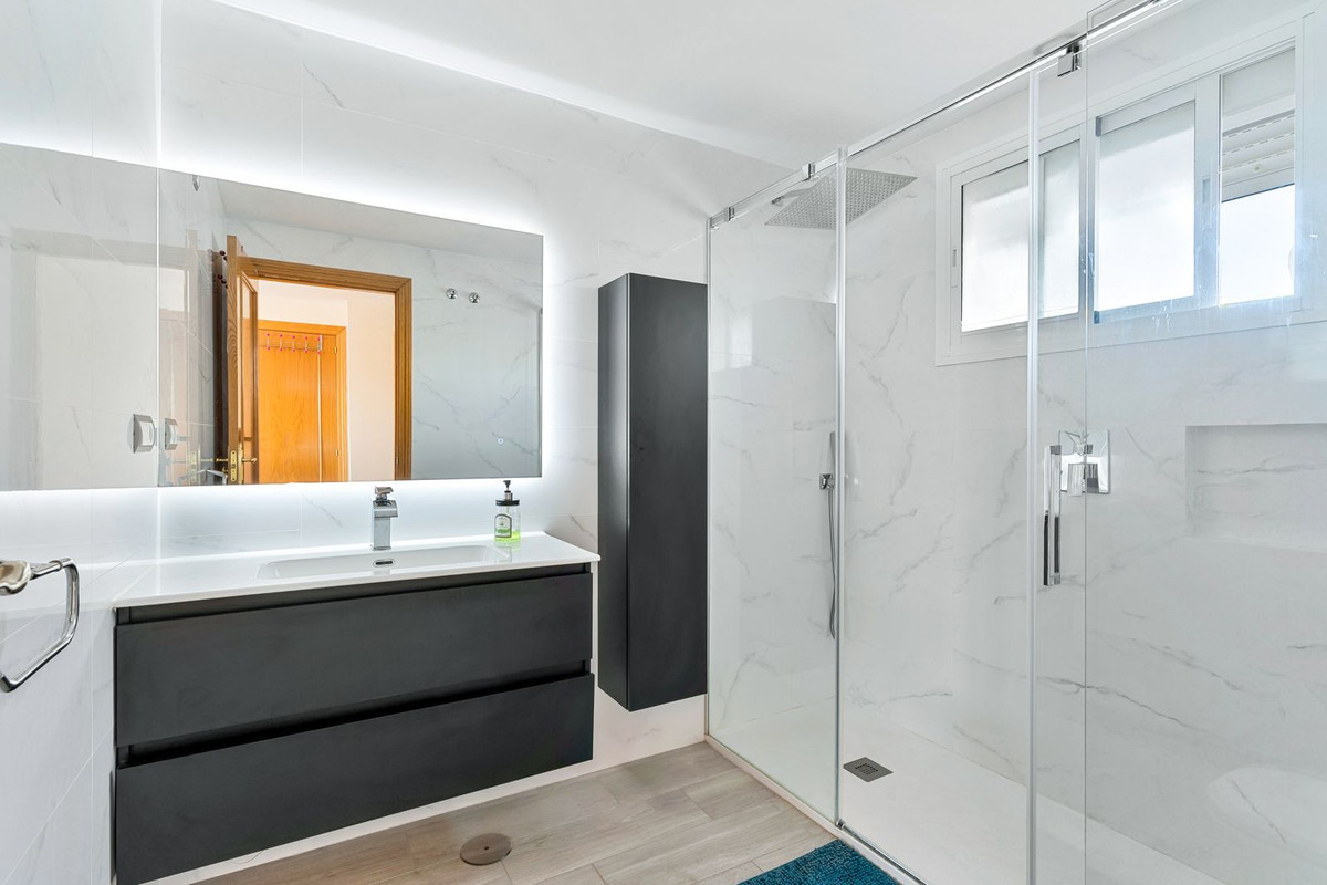 3 Bedroom Penthouse in Estepona - Photo 16