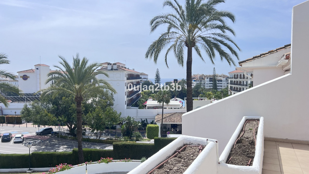 4 Bedroom Apartment in Marbella - Photo 27